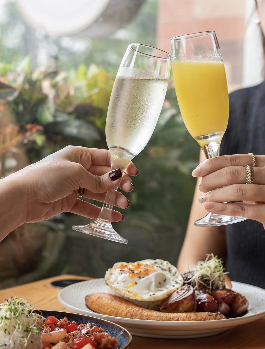 Brunch servido para compartir con copas al centro