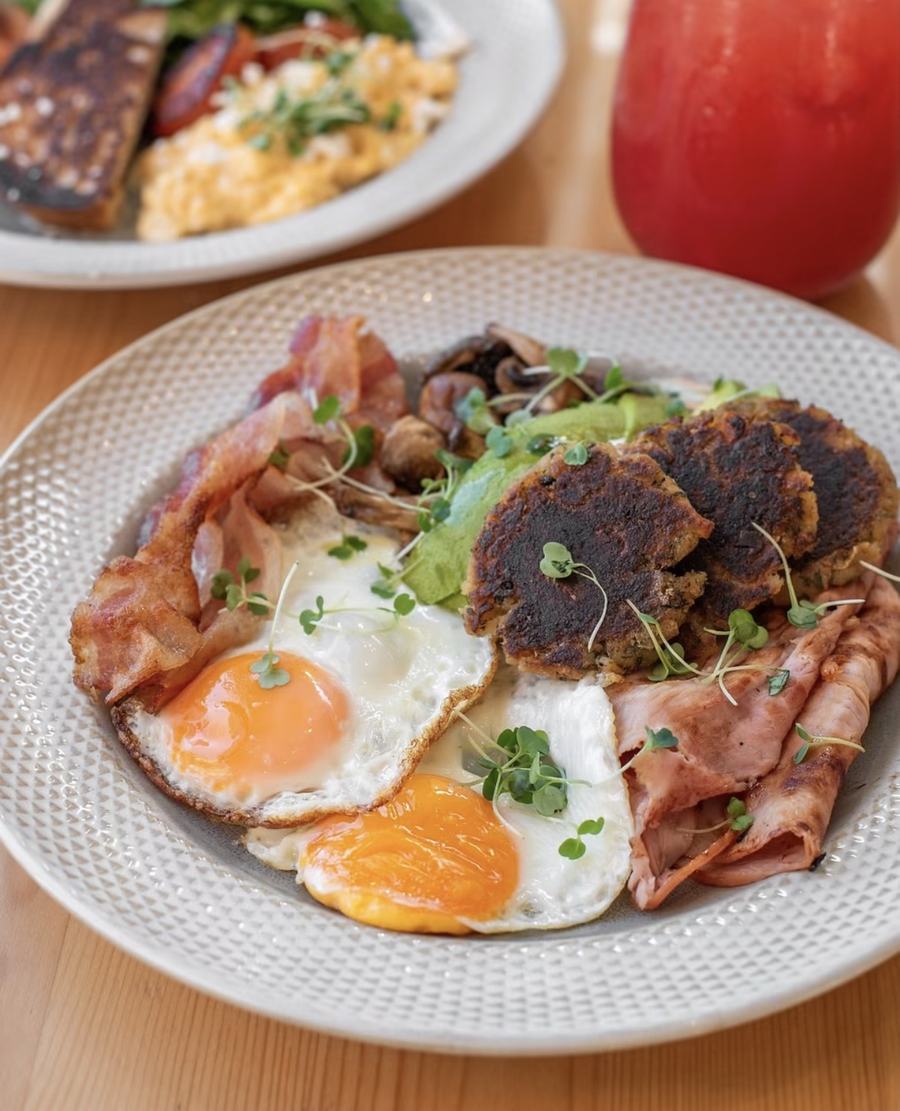 Plato con huevos fritos, tocineta, jamón, aguacate, hongos y croquetas
